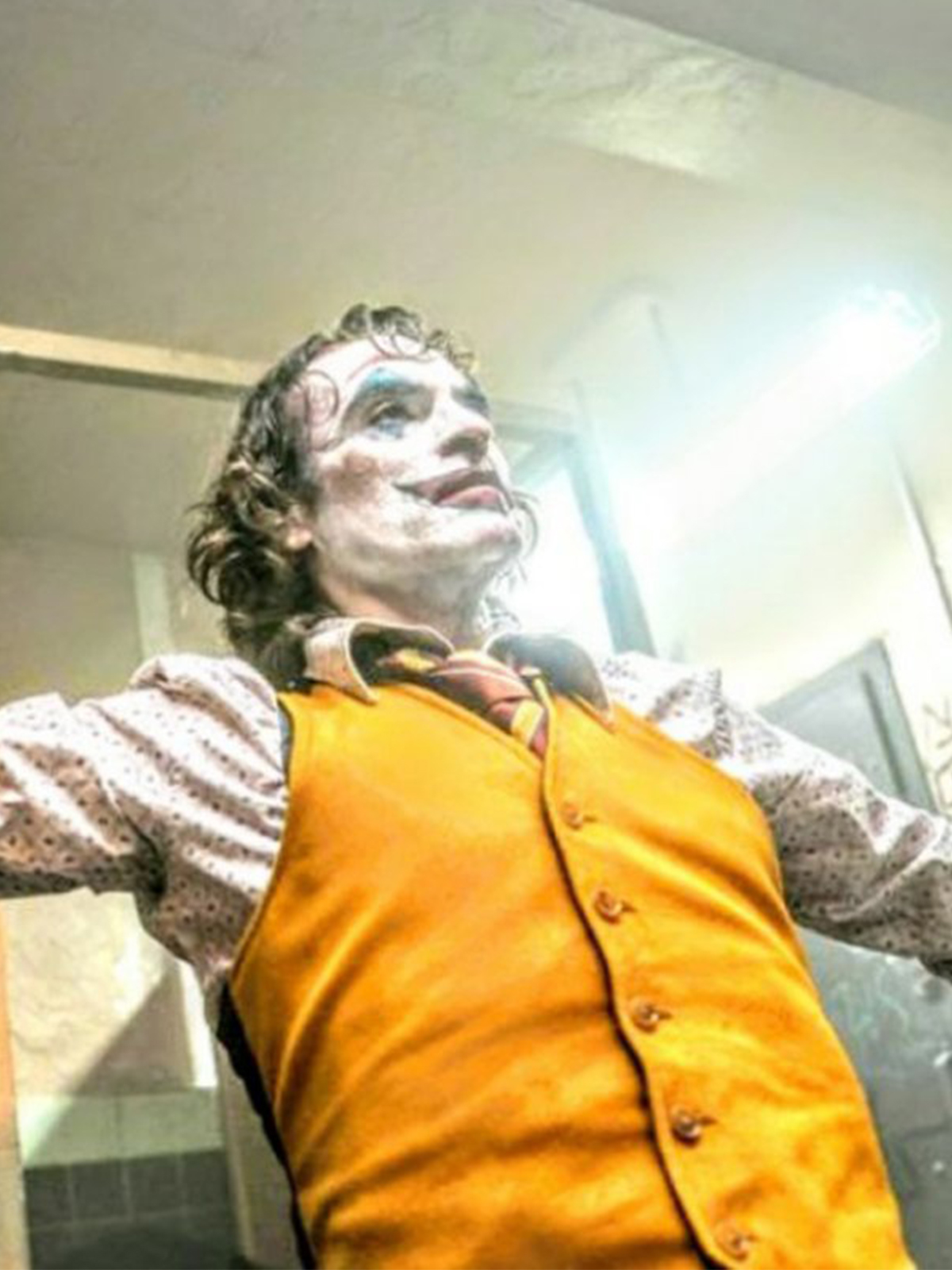 Joaquin-Phoenix-Joker-2019-Yellow-Wool-Vest.jpg