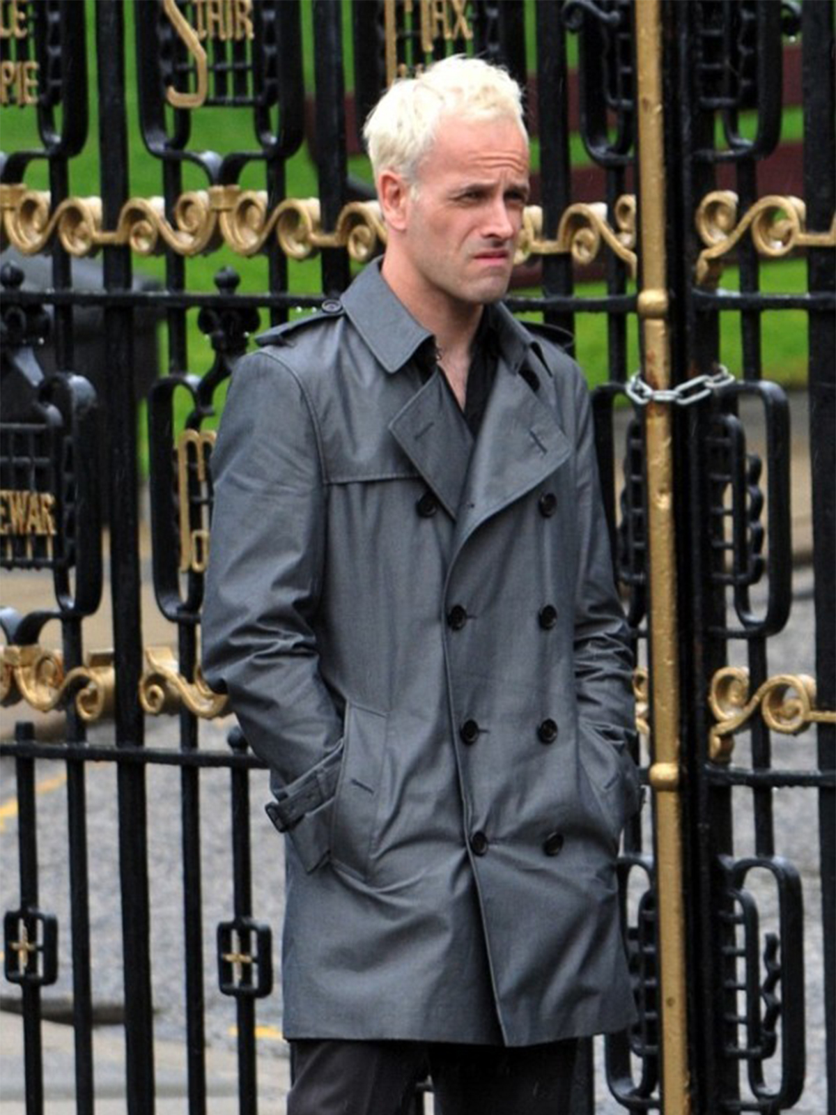 Jonny Lee Miller Trench Coat wear in T2 Trainspotting